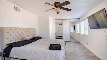 Skrivebord, strykejern/-brett, reiseseng for barn og wi-fi