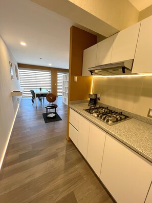 Fridge, microwave, coffee/tea maker, cookware/dishes/utensils - Boutique Reforma Apartment (Ciudad de México)