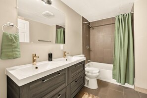 Hair dryer, towels, soap, toilet paper - Brady St Base, 2BR Flat, Comfortably Sleeps 5 (Milwaukee)