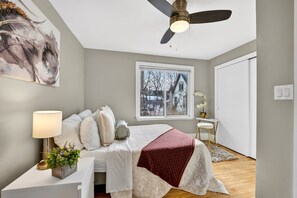 Silitysrauta/-lauta, Wi-Fi, vuodevaatteet