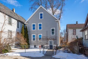 Exterior - Brady St Base, 2BR Flat, Comfortably Sleeps 5 (Milwaukee)