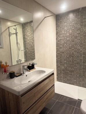 Bidet, serviettes fournies, savon, papier toilette
