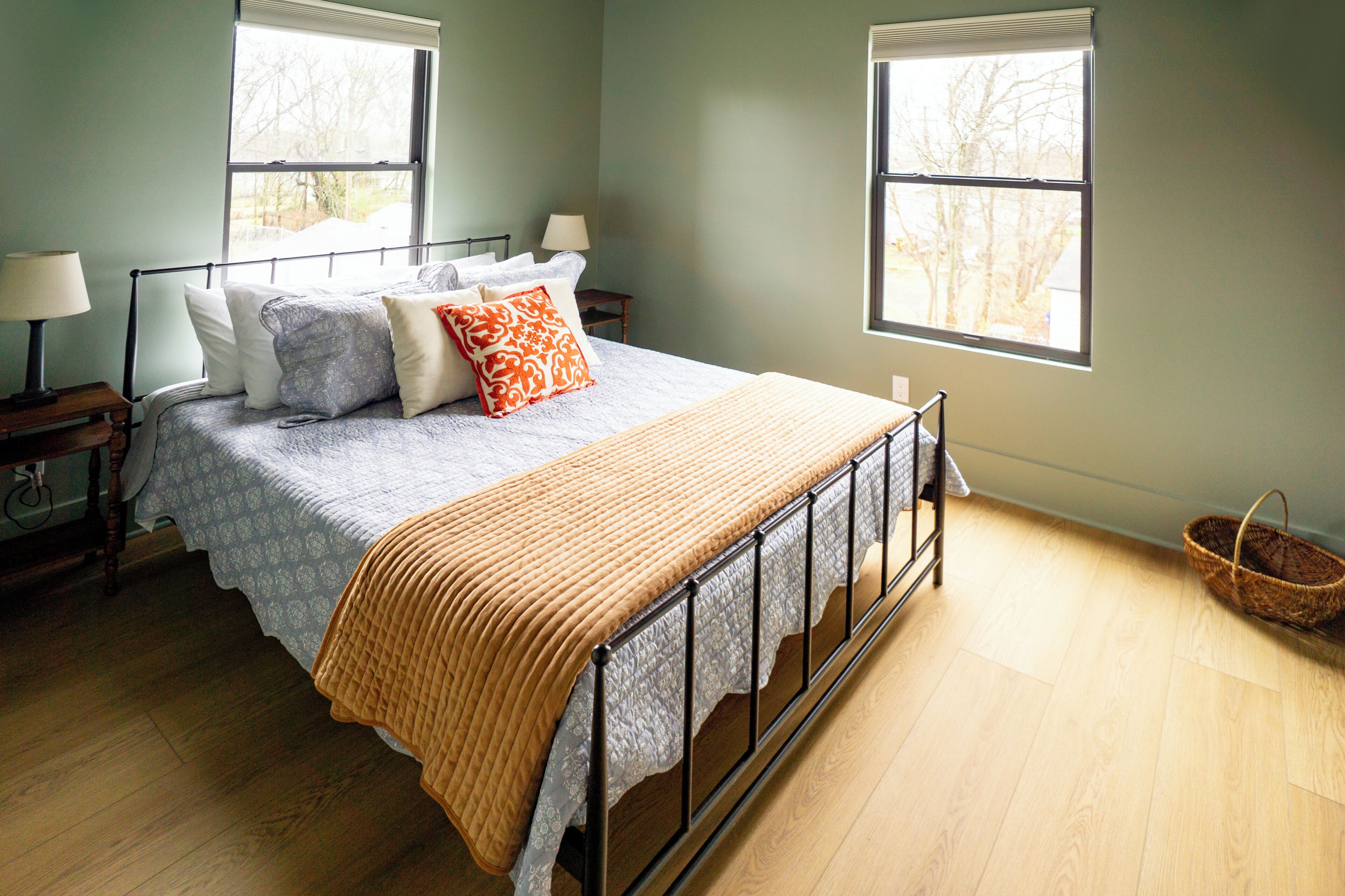 3 bedrooms, desk, iron/ironing board, travel cot