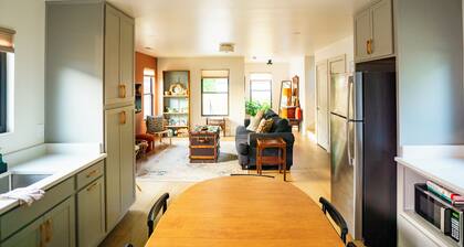 Pet-Friendly / No Fee / 3BR Sleeps 8 / Fenced Yard