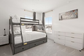 Escritorio, tabla de planchar con plancha, wifi y ropa de cama 