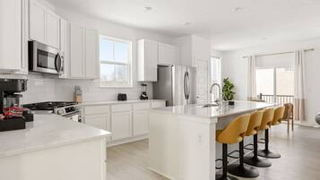 Een koelkast, een magnetron, een oven, een kookplaat