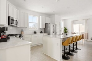 Een koelkast, een magnetron, een oven, een kookplaat