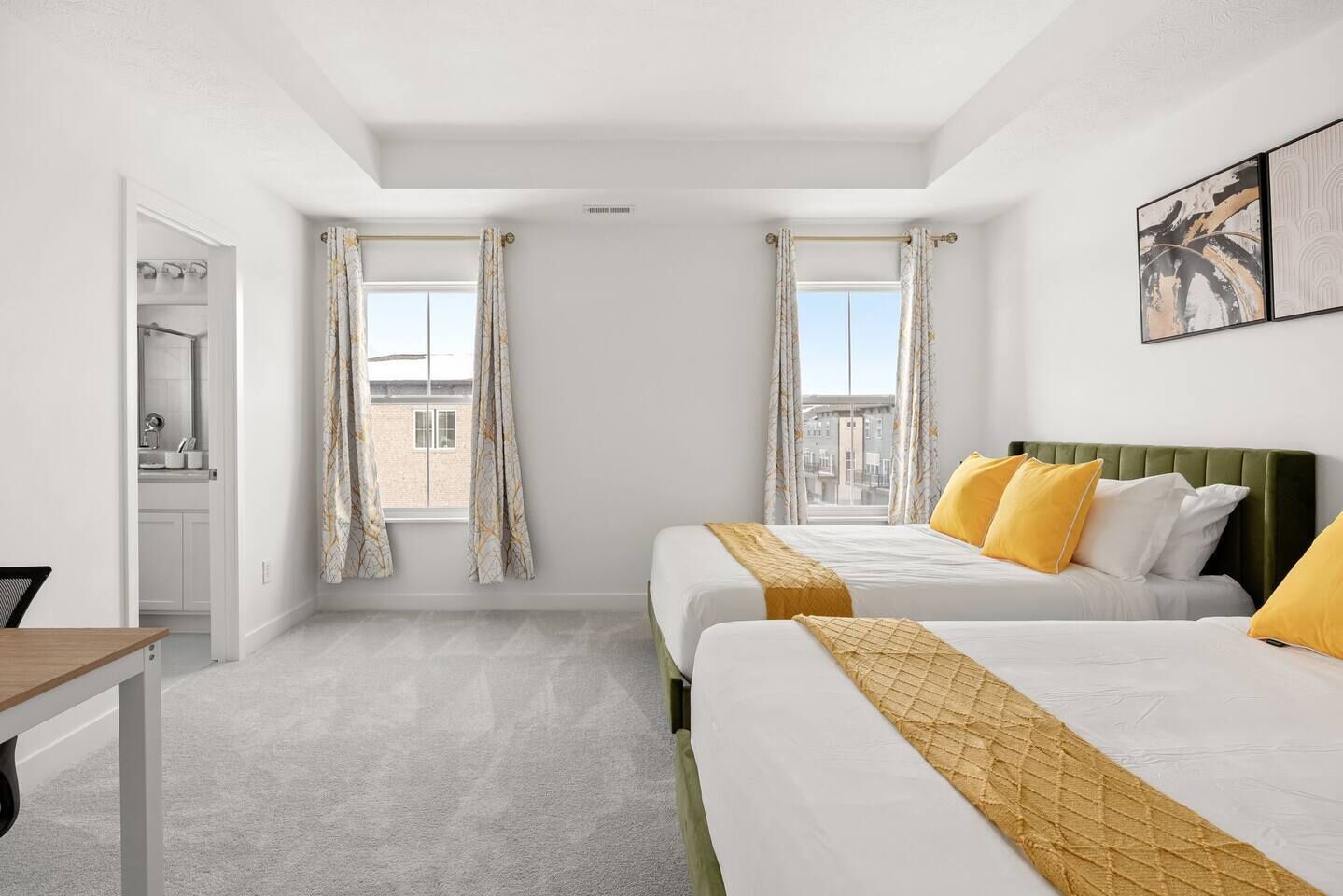 3 habitaciones, escritorio, tabla de planchar con plancha y wifi 
