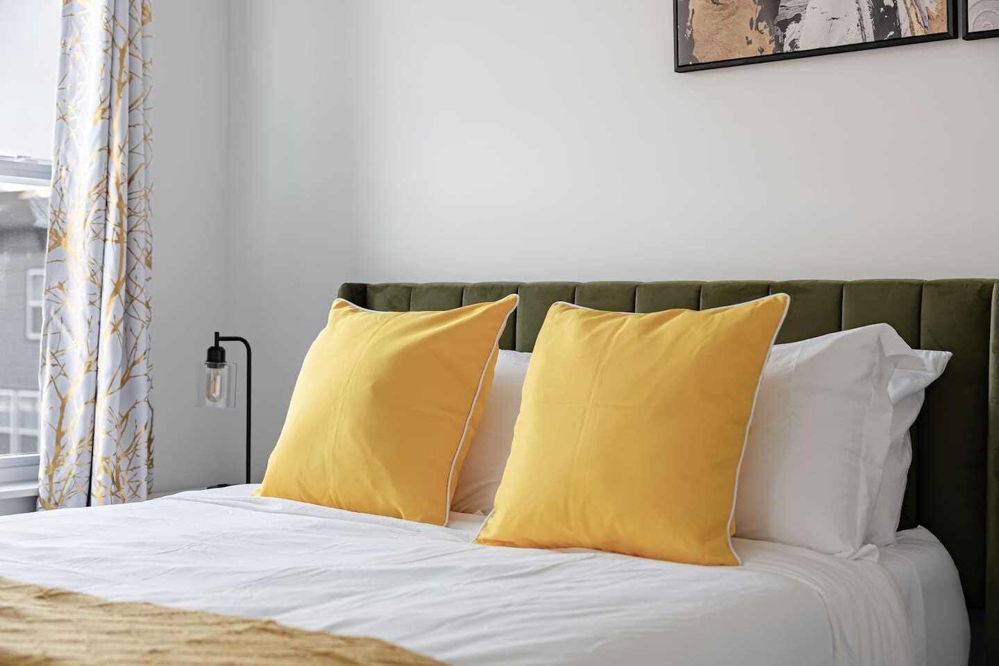 Een bureau, een strijkplank/strijkijzer, wifi, beddengoed