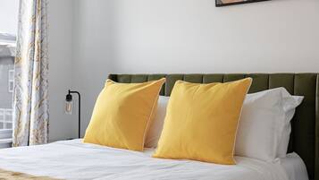 Een bureau, een strijkplank/strijkijzer, wifi, beddengoed