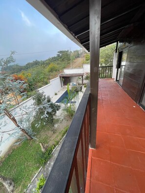 Property grounds - 3-Bedroom Retreat with Private Pool & Flexible Check In (Ciudad Vieja)