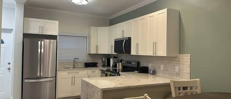 Mikrobølgeovn, ovn, kokeplater og oppvaskmaskin