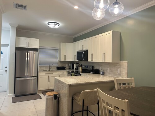 
Modern 2BR / 2.5BA Townhome • Private Baths • Ideal for Short or Extended Stays