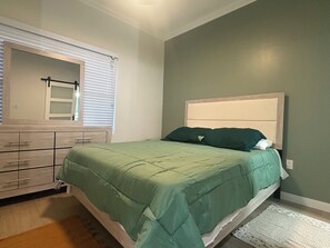 Tabla de planchar con plancha, wifi y ropa de cama 