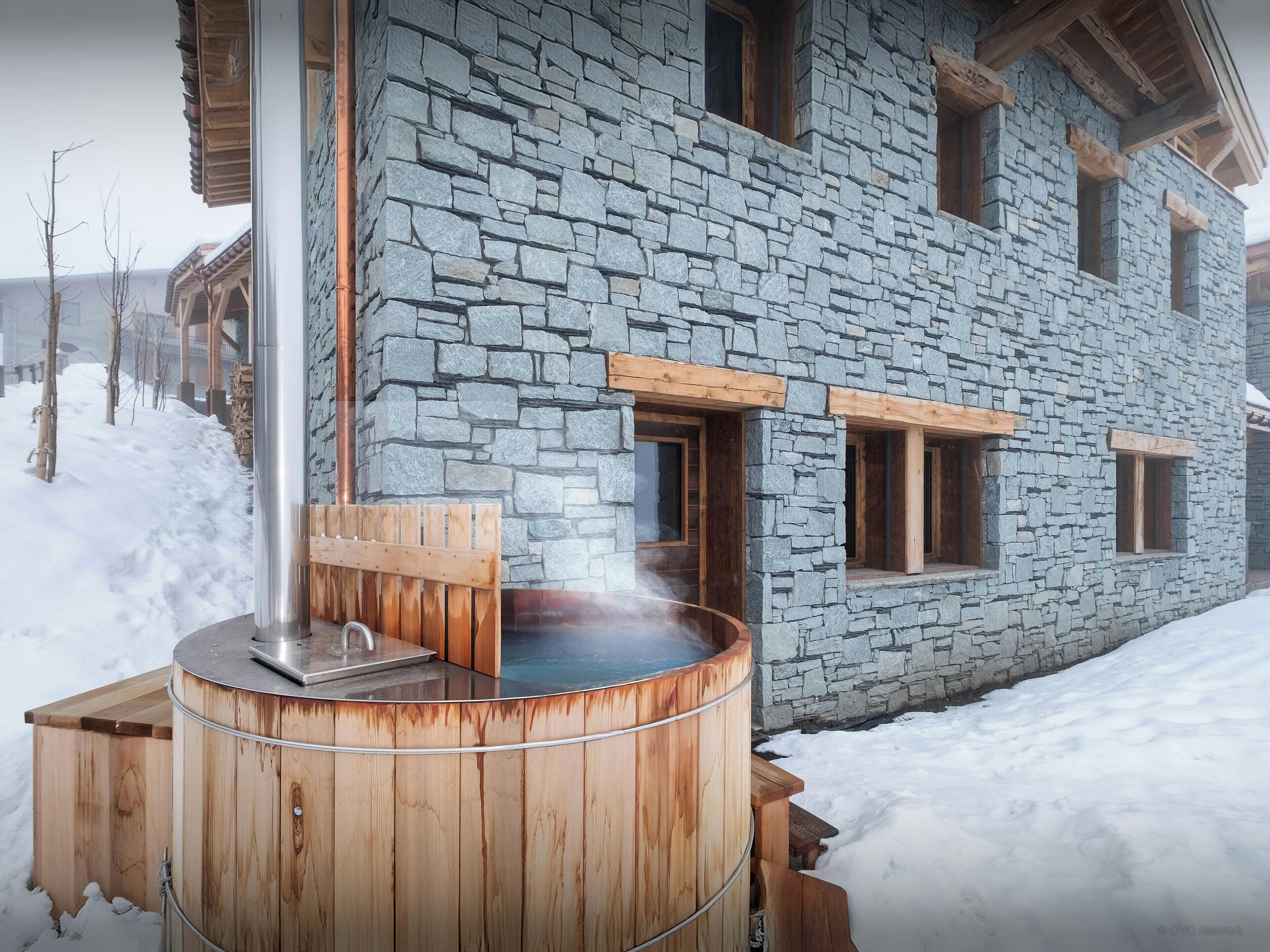 Bañera de hidromasaje al aire libre