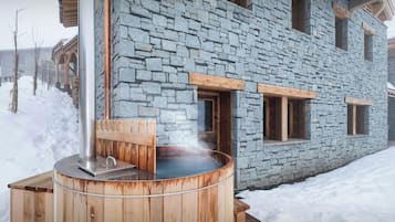 Bañera de hidromasaje al aire libre