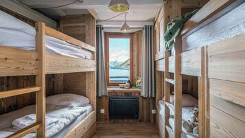 7 bedrooms, WiFi, bed sheets
