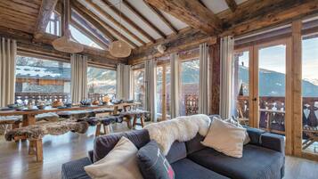 Televisie, een open haard, videospelletjes en een stereo