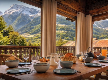 Outdoor dining. Chalet La Pommeraie - Spacious chalet near Sainte-Foy - OVO Network