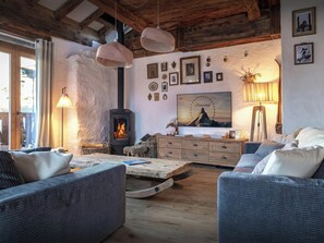 Televisión, chimenea, videojuegos y estéreo 