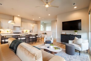 TV, books - Big Group Stays I 2 Units | 8 Kings + 8 Baths (Nashville)