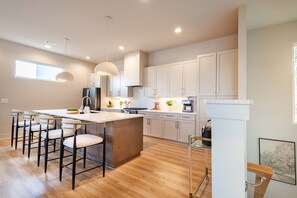 Fridge, microwave, oven, stovetop - Big Group Stays I 2 Units | 8 Kings + 8 Baths (Nashville)