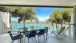 Outdoor dining - Solmar At The Waters Edge (Nelly Bay)