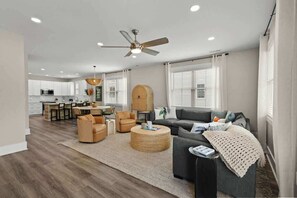 TV, offices - Luxurious 5BR Retreat with Pool! The Blue Palm (Murrells Inlet)