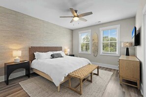 5 bedrooms, iron/ironing board, WiFi, bed sheets - Luxurious 5BR Retreat with Pool! The Blue Palm (Murrells Inlet)
