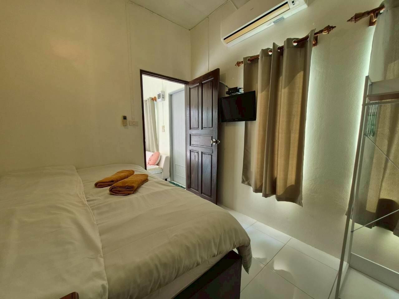 Signature Living Cottage | Desk, free WiFi