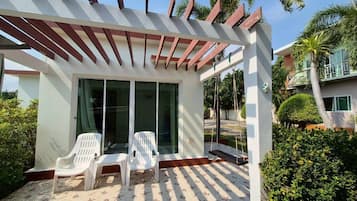 Signature Cottage, Balcony, Garden View | Terrace/patio