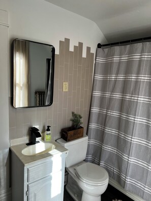 Secador de pelo, toallas, jabón y papel higiénico