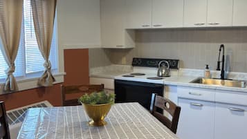 Micro-ondes, four, plaque de cuisson