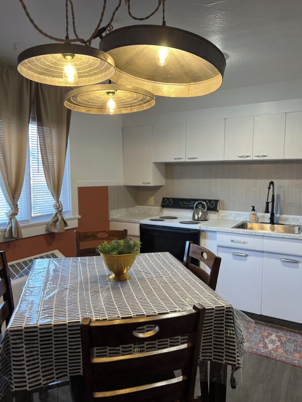 Microondas, horno y placa de cocina