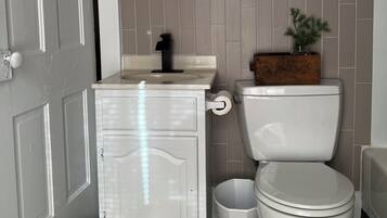 SĂšche-cheveux, serviettes fournies, savon, papier toilette