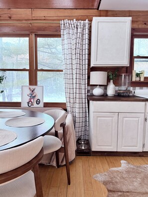 Dining - Cozy Catskills Cabin Retreat - 5 private scenic acres in The Hudson Valley (Shokan)