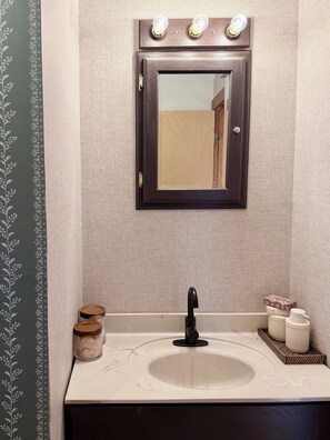 Hair dryer, towels, soap, toilet paper - Cozy Catskills Cabin Retreat - 5 private scenic acres in The Hudson Valley (Shokan)