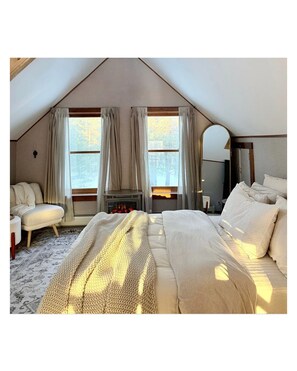 3 bedrooms, iron/ironing board, WiFi, bed sheets - Cozy Catskills Cabin Retreat - 5 private scenic acres in The Hudson Valley (Shokan)