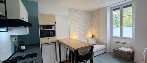 Fridge, cookware/dishes/utensils