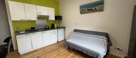 Fridge, cookware/dishes/utensils