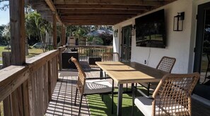 Outdoor dining - Spacious 3-bedroom house in tranquil Palmetto with AC and gym (Palmetto)