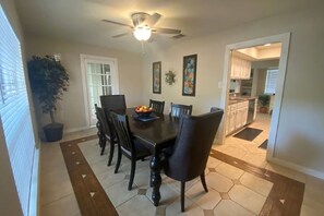 Dining - San Antonio TX Casita 3-bedroom house near SeaWorld NorthWest Neighborhood (San Antonio)