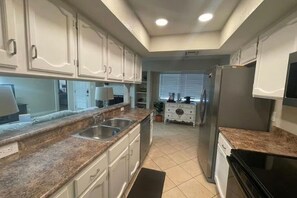 Private kitchen - San Antonio TX Casita 3-bedroom house near SeaWorld NorthWest Neighborhood (San Antonio)
