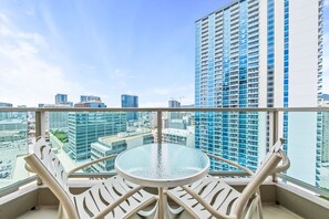 Outdoor dining - Amazing Marina & Partial Ocean View Studio 1353 (Honolulu)