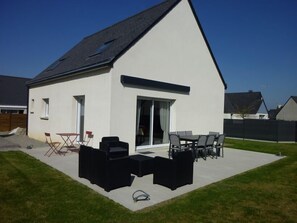 Outdoor dining - House for 8 people, beach and shops within walking distance. (DAMGAN)