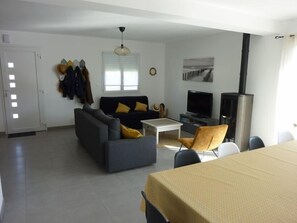 A living room with a sofa, TV, and a table. - House for 8 people, beach and shops within walking distance. (DAMGAN)
