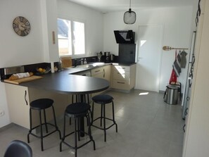 Fridge, microwave, oven, dishwasher - House for 8 people, beach and shops within walking distance. (DAMGAN)