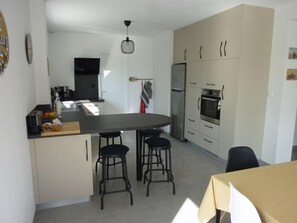 Dining - House for 8 people, beach and shops within walking distance. (DAMGAN)