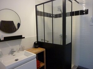 Bathroom - House for 8 people, beach and shops within walking distance. (DAMGAN)