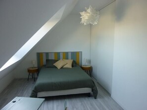 4 bedrooms - House for 8 people, beach and shops within walking distance. (DAMGAN)